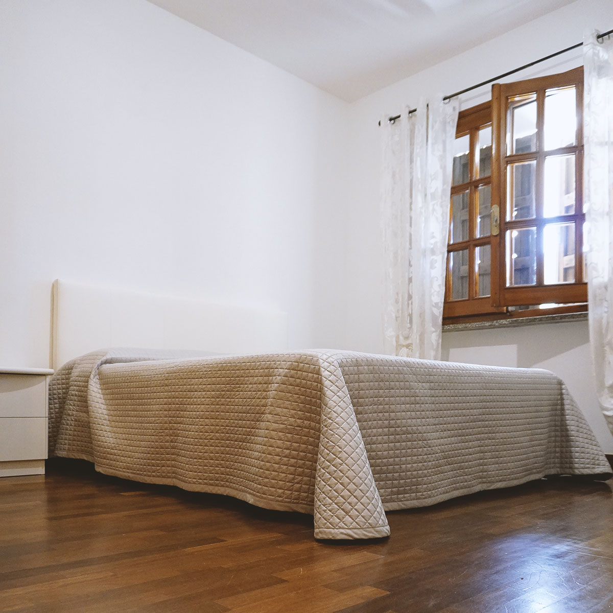 Seconda camera da letto con pavimento in parquet