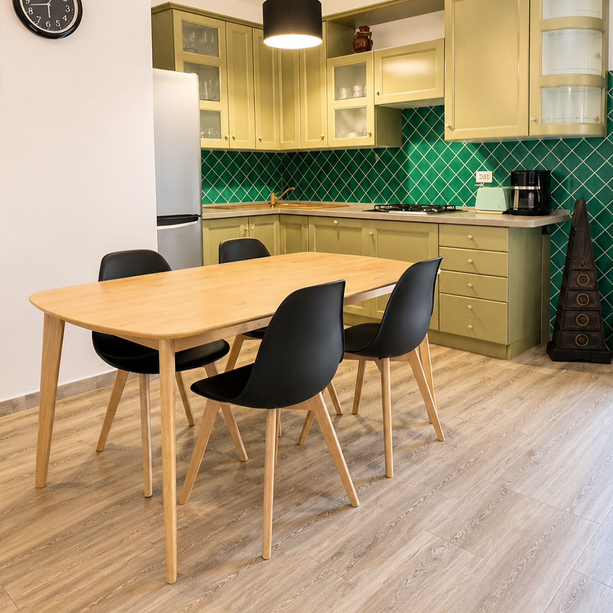 Cucina ad angolo con tavolo da pranzo
