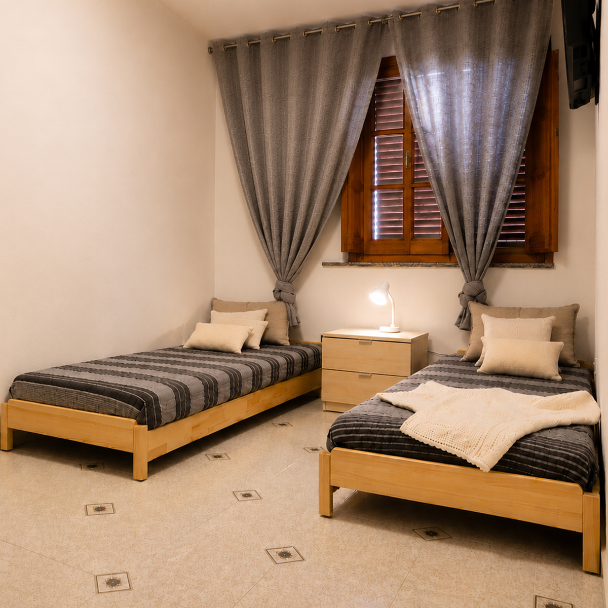 Camera da letto con letti singoli e finestra
