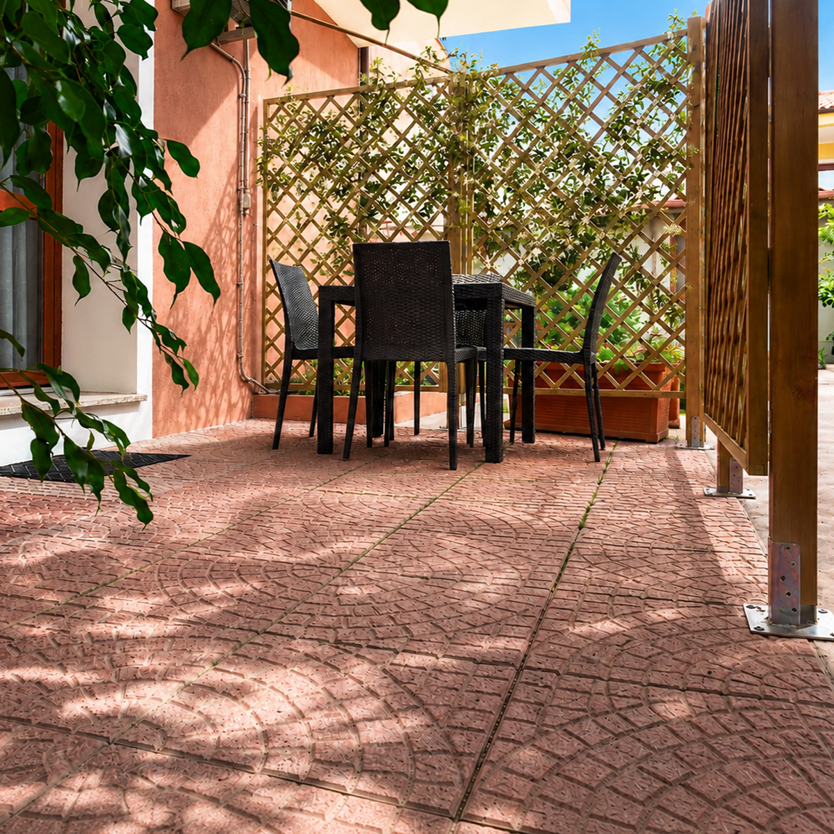 Cortile esclusivo separato da grate in legno