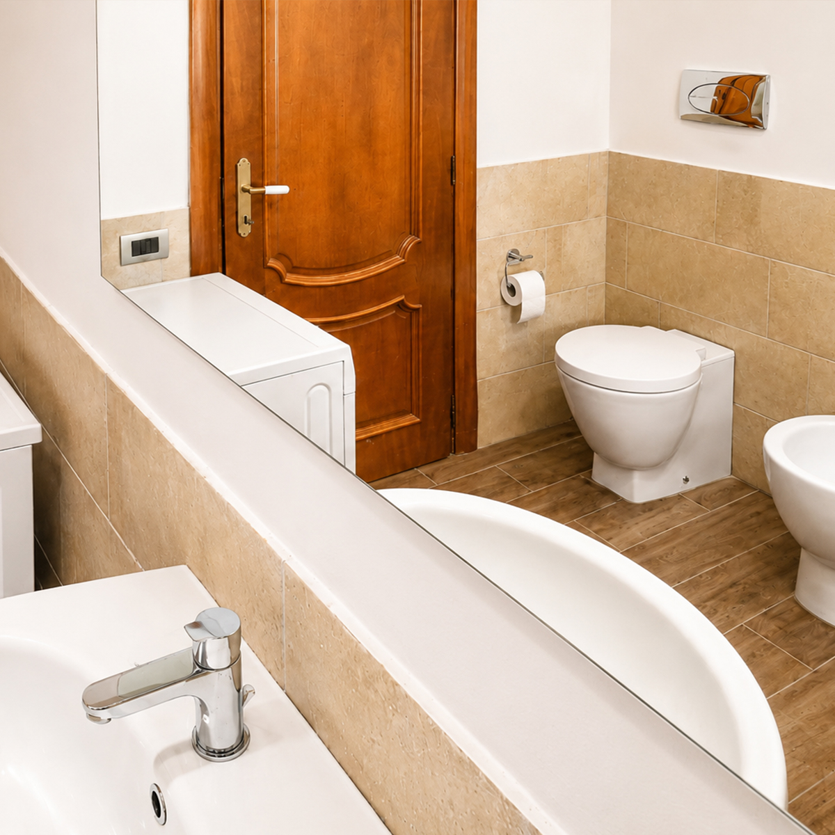 Bagno Riflesso nello Specchio con Vista sulla Porta d'Ingresso