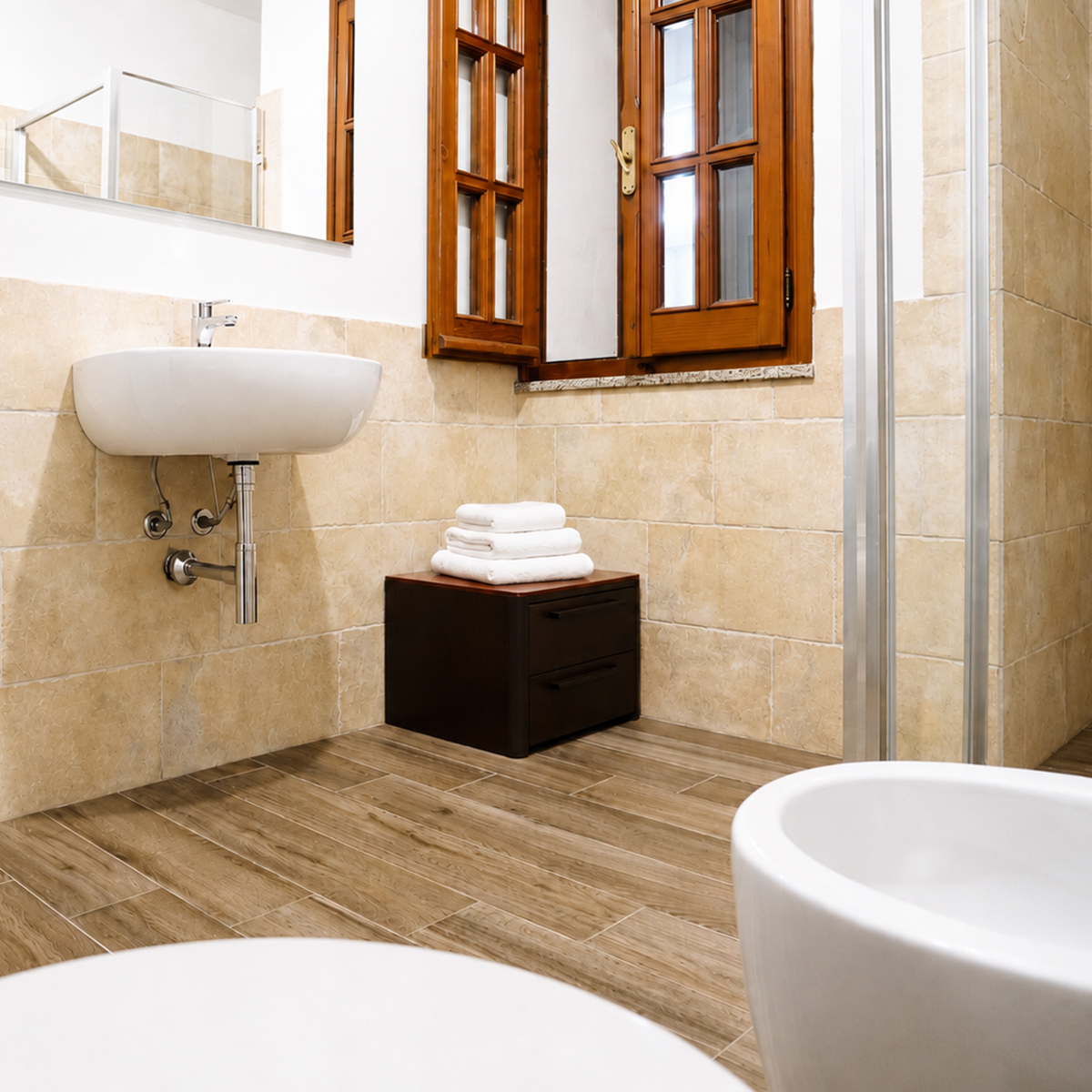 Bagno con Ampio Spazio tra WC, Bidet e Lavabo